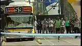 田径-13年-闪电PK机动车 博尔特80米竞速轻松跑赢公交车-花絮