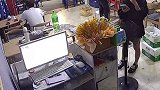 男子往身上倒汽油自焚，店主见状提着灭火器施救