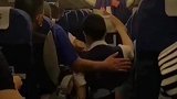 飞机两次遇气流颠簸，乘客默默伸手守护空乘