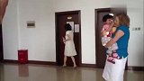 实拍外国夫妻收养中国宝宝的现场，孩子哭得歇斯底里，好心疼