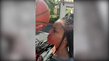 无视干扰！韦德妻子编起小辫练投篮 闪电侠大吼难阻进球