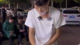 小伙街边表演印度飞饼，周围看客笑脸就没消失过