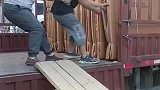 男子独自搬货物，同事见状不由称赞
