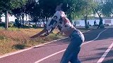 什么一字马都弱爆了，让你见识一下姑娘原地大风车