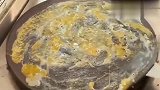 一看这个鸡蛋灌饼，就是河南老板做给自己吃的，真舍得下血本