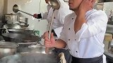 厨房也有劲歌热舞，干活也十分带劲呐