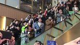 麦迪在中国的人气什么水平?看看电梯上拍照的球迷就知道了!