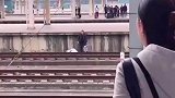 这是胆真肥了，在车站横跨铁路，还好有工作人员啊