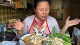 大婶吃咖喱牛肉汁拌米线，搭配生豆芽一起吃