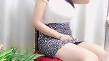 银色紧身包臀裙穿在轻熟美女的身上，显得高端大气又不失气质风范
