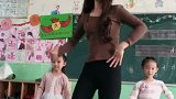 闺女幼儿园新来的老师，看到这身材和长相，老婆都不让我接孩子了