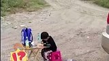 回家后诱惑太多，爸爸安排孩子在半路写完再回去