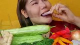 泰国“辣妹子”吃蔬菜，连苦瓜都能吃得这么美味