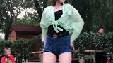美女小姐姐清晨公园跳海草舞，后面的大哥绝对是实力抢镜