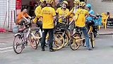 东莞“禁摩禁电”后，外卖小哥骑自行车，快递员改用板车送货。东莞 外卖小哥 外卖