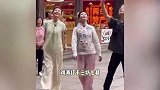 刘涛头戴三条簪头饰被夸爆，与朱广权同框坐花船，穿新中式古典又大气
