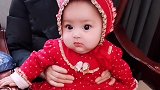 萌娃在外婆怀里，样子十分的呆萌