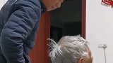 奶奶专心看电视没发现儿子来了，被捉弄还以为孙女用手机在操控