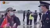 “一家老小都想着你”民警提保温盒迎接凯旋妻子 隔空拥抱比爱心