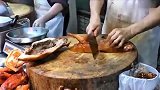 香港烧腊店，出炉烧鸭一开四，干脆利落