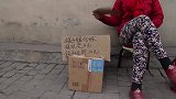 美女摆锤气球游戏，锤烂奖10块，锤不烂罚10块，你会上钩吗？