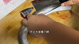 大哥用赶海收获的海鳗做成鳗鱼饭，小章赞不绝口说可以开饭店了！