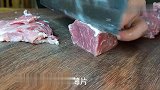 在四川有一道简单的平民菜叫滑肉，一锅搞定做出来汤鲜味美