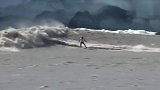 视频公司-用生命玩极限运动！美国2男子冰川海啸玩冲浪