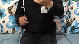 耍酷怎能少了金毛豆豆，戴上眼镜后直接秒杀男主人，真帅