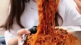 大冷的天穿着短袖吃爆辣火鸡面，小姐姐说实话我真佩服你的脑洞