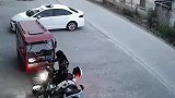 女子停车未拉手刹，车辆后溜男子飞奔拦截