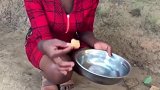 非洲人不会用筷子，吃火锅直接用手抓，太厉害了！