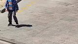 消防员出警归途遇到小可爱打招呼