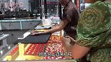 儿媳刚给婆婆买的黄金手镯，婆婆为了看真假一剪刀下去剪两半
