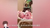 1岁宝宝在房间里面睡觉，妈妈开门，瞬间快笑岔气了