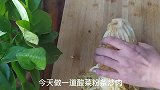 西北人的冬天，不能没有腌制的酸白菜，酸菜粉条炒肉，酸辣爽口