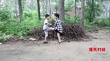 短剧：妈妈做好事见义勇为，结果却反被小伙暴打一顿，原因真搞笑
