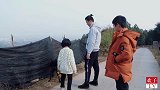 农村娃遛狗，不料反被土狗牵着跑，这一幕太搞笑了