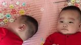 双胞胎宝宝睡醒在床上玩，接下来两个人的表情好萌，简直太可爱了