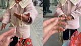 随口一句想要“金项链”，女儿牢记在心 小举动让妈妈湿了眼眶