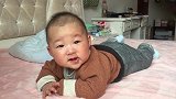 小宝宝练习趴着动作像小海豚，一听妈妈说话就开心得笑个不停