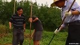 考古专家挖掘古墓，里面坐着一个盗墓贼，独守宝藏困了千年！