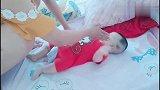 三个月的宝宝爱看电视，妈妈不让看，那无辜的小表情醉了