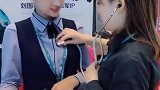美女销售，和过家家一样，听诊器都拿出来了！