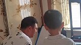 爸爸嫌妈妈辅导作业太凶，自告奋勇亲自上阵