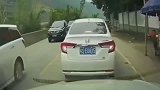 行车记录仪大妈你这么停车，是还没遭受过“路怒症”的毒打吧