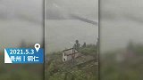 贵州铜仁特大暴雨来袭，网红吊桥疯狂摇摆拧成“麻花”