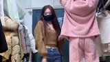她应该知道举杆子是为了干什么的吧