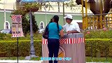 国外爆笑街头恶搞：路人买热狗付钱后热狗店突然消失，被老头坑惨