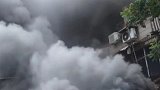 点蚊香引燃卧室 整栋居民楼浓烟滚滚